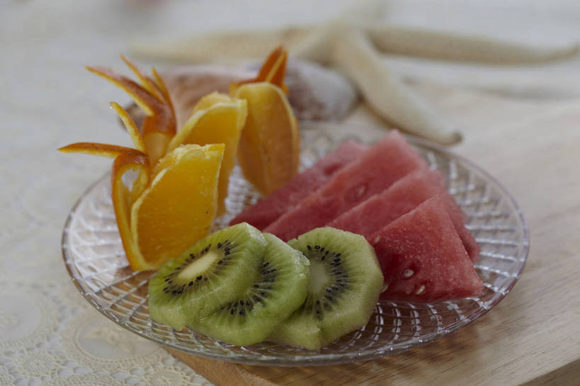 无人,横图,俯视,室内,特写,白天,餐桌,桌子,海星,猕猴桃,西瓜,餐具,水果,玻璃,许多,切开,朦胧,模糊,新鲜,碟子,盘,生食,食品,果实,案板,很多,海洋生物,玻璃制品,砧板,食物,排列,一个,红色,绿色,动物,盘子,碟,切,橙色,生物,有机食品,绿色食品,单个,餐台,甜橙,剖面,切面,摆列,棘皮动物门,星鱼,奇异果,猕猴梨,寒瓜,橙子,橙,彩图,高角度拍摄,鹄壳,黄橙,黄果,金橙,金环,金球,糖橙,布列,分列,shjb1