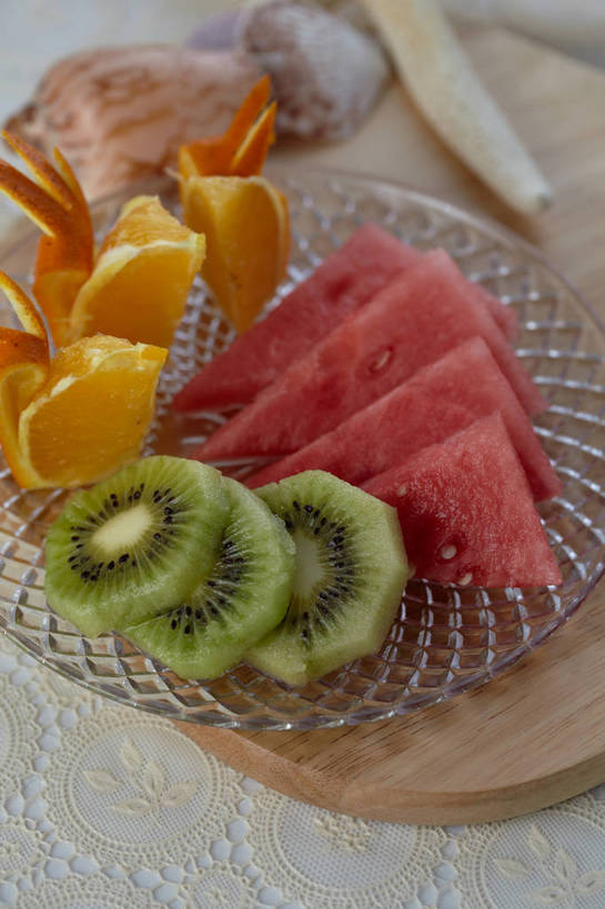 无人,竖图,俯视,室内,特写,白天,餐桌,桌子,海星,猕猴桃,西瓜,餐具,水果,玻璃,许多,切开,朦胧,模糊,新鲜,碟子,盘,生食,食品,果实,案板,很多,海洋生物,玻璃制品,砧板,食物,排列,一个,红色,绿色,动物,盘子,碟,切,橙色,生物,有机食品,绿色食品,单个,餐台,甜橙,剖面,切面,摆列,棘皮动物门,星鱼,奇异果,猕猴梨,寒瓜,橙子,橙,彩图,高角度拍摄,鹄壳,黄橙,黄果,金橙,金环,金球,糖橙,布列,分列,shjb1