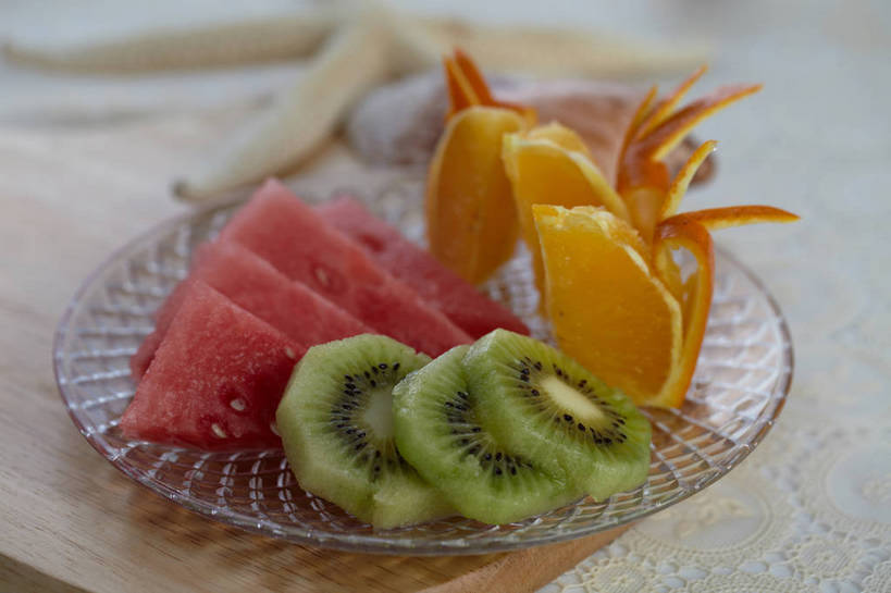 无人,横图,俯视,室内,特写,白天,餐桌,桌子,海星,猕猴桃,西瓜,餐具,水果,玻璃,许多,切开,朦胧,模糊,新鲜,碟子,盘,生食,食品,果实,案板,很多,海洋生物,玻璃制品,砧板,食物,排列,一个,红色,绿色,动物,盘子,碟,切,橙色,生物,有机食品,绿色食品,单个,餐台,甜橙,剖面,切面,摆列,棘皮动物门,星鱼,奇异果,猕猴梨,寒瓜,橙子,橙,彩图,高角度拍摄,鹄壳,黄橙,黄果,金橙,金环,金球,糖橙,布列,分列,shjb1