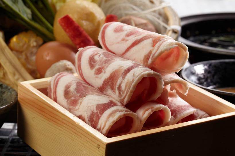 面食,面条,无人,横图,俯视,室内,特写,白天,烹饪,中餐,玉米,餐桌,桌子,菠菜,辣椒,蔬菜,餐具,玻璃,一排,许多,切开,新鲜,整齐,木制,棒子,碟子,盘,大白菜,菌菇,香菇,玉蜀黍,调料,酱料,酱汁,面,肉,油炸,佐料,牛肉,料理,食品,调味品,丸子,很多,调味料,菌类,白菜,粉丝,火锅,豆腐皮,酱,面筋,油面筋,菜肴,美食,肉类,玻璃制品,食物,排列,红色,白色,盘子,木制品,容器,碟,碗,切,四个,中式,食用菌,佳肴,有机食品,绿色食品,餐台,中华料理,储藏,堆,苞米,真菌,储存,队列,蟹棒,苞芦,腐竹,蟹肉棒,剖面,肉食,切面,肥牛,辣角,红海椒,大椒,辣虎,广椒,苞谷,结球白菜,包谷,大蜀黍,番麦,薏米包,玉高粱,玉麦,珍珠米,胶菜,椎茸,豆腐衣,冬粉,油皮,鹦鹉菜,鼠根菜,辣子,角菜,红嘴绿鹦哥,红辣椒,海椒,番椒,赤根菜,菠薐菜,波斯草,彩图,高角度拍摄,面觔,平庄菇,香菌,香蕈,蟹足棒,黄芽白,贮存,肥牛卷,shjb1