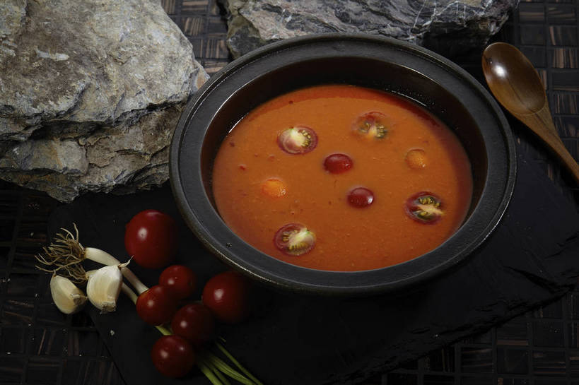 无人,横图,俯视,室内,特写,白天,烹饪,石头,餐桌,桌子,蔬菜,蒜,西红柿,切开,漂浮,新鲜,木制,石子,勺子,陶瓷,葱,青葱,蔬菜汤,汤,料理,食品,陶瓷制品,蒜头,菜肴,美食,食物,两个,木制品,容器,调羹,汤匙,碗,切,佳肴,有机食品,绿色食品,餐台,储藏,漂流,储存,剖面,切面,流浪,流落,流散,漂泊,飘泊,飘流,胡蒜,羹汤,石块,岩石,番茄汤,洋柿子,柑仔蜜,番茄,大蒜,臭柿,彩图,高角度拍摄,六月柿,贮存,喜报三元,shjb1