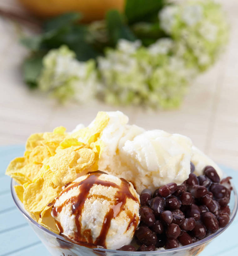 点心,无人,竖图,俯视,室内,特写,白天,植物,餐桌,桌子,芒果,豆,水果,叶子,玻璃,朦胧,模糊,新鲜,盛开,豆类,豆子,玉米片,调料,红豆,酱料,酱汁,生食,佐料,冰激凌,果实,绿叶,调味品,清凉,调味料,花蕾,酱,玻璃制品,花,花瓣,花朵,鲜花,一个,容器,碗,快餐,冷饮,零食,花苞,花蕊,舒服,嫩叶,冰淇淋,有机食品,绿色食品,单个,餐台,储藏,解暑,储存,解渴,雪糕,垃圾食品,赤豆,豆科,舒爽,冰糕,消暑,红小豆,叶,叶片,望果,蜜望,檬果,闷果,漭果,杧果,庵波罗果,彩图,高角度拍摄,芒果冰淇淋,贮存,小豆,shjb1