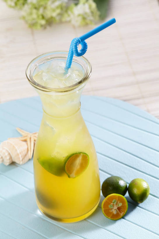 果汁,无人,竖图,俯视,室内,特写,白天,餐桌,桌子,柠檬,杯子,贝壳,水果,叶子,许多,切开,朦胧,模糊,漂浮,新鲜,盛开,冰,生食,冰块,食品,果实,绿叶,杯垫,饮品,很多,一杯,花蕾,冷冻,玻璃制品,花,花瓣,花朵,鲜花,食物,饮料,一个,蓝色,水杯,垫子,花苞,花蕊,切,嫩叶,寒冷,有机食品,绿色食品,冷藏,单个,餐台,青柠,漂流,莱姆,冰冷,可口,剖面,青柠汁,切面,保鲜,流浪,流落,流散,漂泊,飘泊,飘流,适口,叶,叶片,贝类外壳,海螺壳,软体动物外壳,玻璃杯,益母果,柠果,彩图,高角度拍摄,莱檬,shjb1