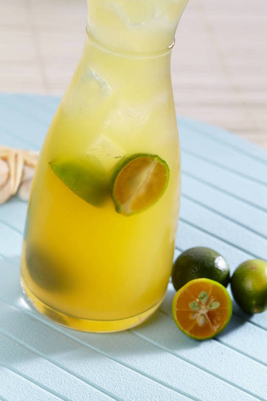 果汁,无人,竖图,俯视,室内,特写,白天,餐桌,桌子,柠檬,杯子,贝壳,水果,叶子,许多,切开,朦胧,模糊,漂浮,新鲜,盛开,冰,生食,冰块,食品,果实,绿叶,杯垫,饮品,很多,一杯,花蕾,冷冻,玻璃制品,花,花瓣,花朵,鲜花,食物,饮料,一个,蓝色,水杯,垫子,花苞,花蕊,切,嫩叶,寒冷,有机食品,绿色食品,冷藏,单个,餐台,青柠,漂流,莱姆,冰冷,可口,剖面,青柠汁,切面,保鲜,流浪,流落,流散,漂泊,飘泊,飘流,适口,叶,叶片,贝类外壳,海螺壳,软体动物外壳,玻璃杯,益母果,柠果,彩图,高角度拍摄,莱檬,shjb1