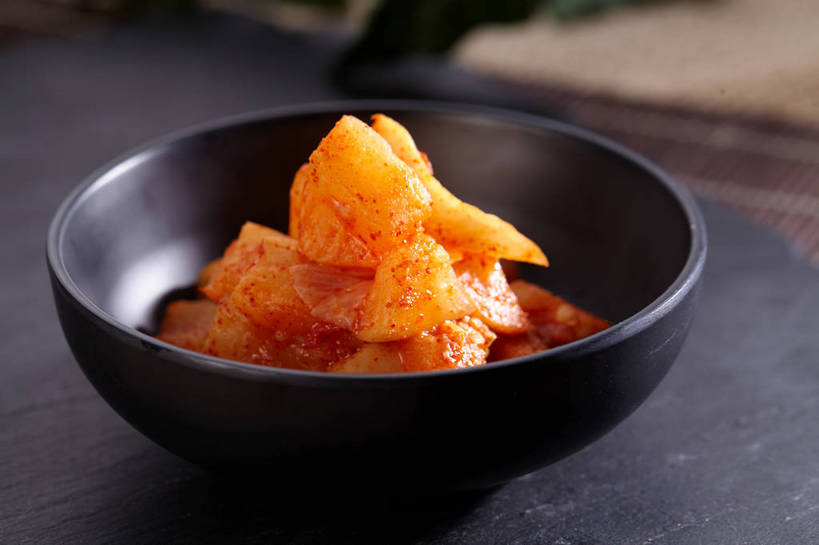 无人,横图,俯视,室内,特写,白天,餐桌,桌子,萝卜,白萝卜,蔬菜,一堆,许多,堆叠,堆积,朦胧,模糊,新鲜,陶瓷,调料,酱料,酱汁,佐料,食品,陶瓷制品,调味品,很多,调味料,酱菜,酱,食物,腌制,一个,红色,黑色,容器,碗,有机食品,绿色食品,单个,餐台,储藏,堆,储存,腌渍,莱菔,彩图,高角度拍摄,贮存,酱萝卜,shjb1