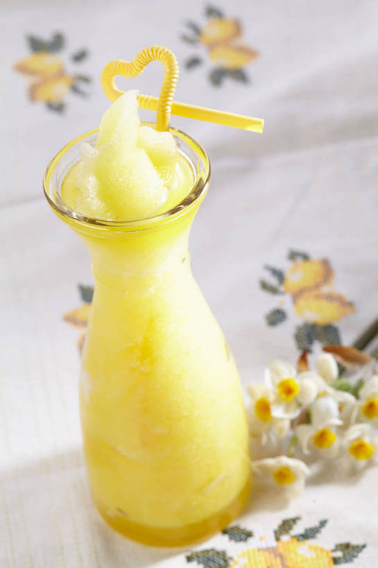 无人,竖图,俯视,室内,特写,白天,爱情,陶醉,餐桌,桌子,水仙花,芒果,杯子,一根,盛开,纹路,布料,纹理,塑料,冰,冰沙,一杯,清凉,花蕾,布纹,冷冻,玻璃制品,桌布,花,花瓣,花朵,鲜花,一个,黄色,餐巾,水杯,塑料制品,吸管,台布,冷饮,花苞,花蕊,舒服,寒冷,冷藏,单个,餐台,解暑,空心,解渴,记忆,舒爽,肌理,金盏银台,玉玲珑,女史花,雅蒜,天蒜,饮管,消暑,保鲜,敬意,自恋,凌波仙子,水仙,天葱,玻璃杯,望果,蜜望,檬果,闷果,漭果,杧果,庵波罗果,餐桌布,彩图,高角度拍摄,圆柱状,芒果冰沙,沐昔,思沐昔,shjb1