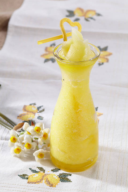 无人,竖图,俯视,室内,特写,白天,爱情,陶醉,餐桌,桌子,水仙花,芒果,杯子,一根,盛开,纹路,布料,纹理,塑料,冰,冰沙,一杯,清凉,花蕾,布纹,冷冻,玻璃制品,桌布,花,花瓣,花朵,鲜花,一个,黄色,餐巾,水杯,塑料制品,吸管,台布,冷饮,花苞,花蕊,舒服,寒冷,冷藏,单个,餐台,解暑,空心,解渴,记忆,舒爽,肌理,金盏银台,玉玲珑,女史花,雅蒜,天蒜,饮管,消暑,保鲜,敬意,自恋,凌波仙子,水仙,天葱,玻璃杯,望果,蜜望,檬果,闷果,漭果,杧果,庵波罗果,餐桌布,彩图,高角度拍摄,圆柱状,芒果冰沙,沐昔,思沐昔,shjb1