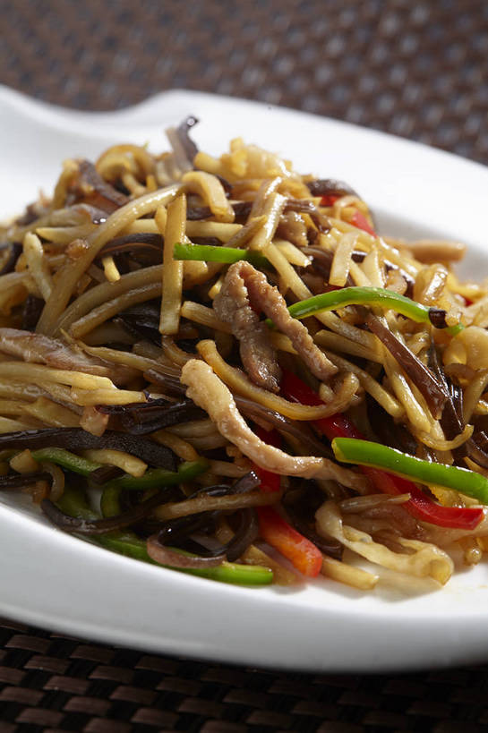 无人,竖图,俯视,室内,特写,白天,烹饪,中餐,餐桌,桌子,辣椒,蔬菜,餐具,一堆,许多,堆叠,堆积,新鲜,碟子,盘,菌菇,香菇,炒菜,肉,料理,食品,很多,菌类,肉丝,菜肴,美食,肉类,食物,一个,盘子,碟,中式,食用菌,佳肴,有机食品,绿色食品,单个,餐台,中华料理,堆,真菌,肉食,辣角,红海椒,大椒,辣虎,广椒,椎茸,辣子,红辣椒,海椒,番椒,彩图,高角度拍摄,平庄菇,香菌,香蕈,shjb1