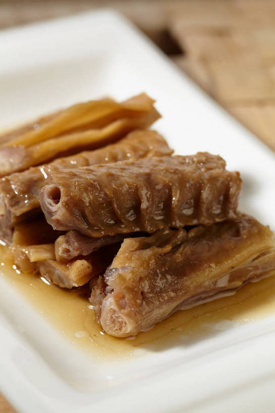 无人,竖图,俯视,室内,特写,白天,烹饪,中餐,餐桌,桌子,餐具,一堆,许多,切开,阴影,堆叠,堆积,朦胧,模糊,反射,碟子,盘,影子,调料,酱料,酱汁,肉,佐料,料理,食品,调味品,很多,调味料,鸭肉,酱,冷盘,菜肴,美食,肉类,食物,一个,白色,盘子,碟,切,中式,冷菜,凉菜,佳肴,单个,餐台,中华料理,堆,卤肉,卤味,剖面,肉食,切面,彩图,高角度拍摄,shjb1,卤鸭翅