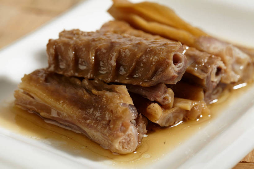 无人,横图,俯视,室内,特写,白天,烹饪,中餐,餐桌,桌子,餐具,一堆,许多,切开,阴影,堆叠,堆积,朦胧,模糊,反射,碟子,盘,影子,调料,酱料,酱汁,肉,佐料,料理,食品,调味品,很多,调味料,鸭肉,酱,冷盘,菜肴,美食,肉类,食物,一个,白色,盘子,碟,切,中式,冷菜,凉菜,佳肴,单个,餐台,中华料理,堆,卤肉,卤味,剖面,肉食,切面,彩图,高角度拍摄,shjb1,卤鸭翅