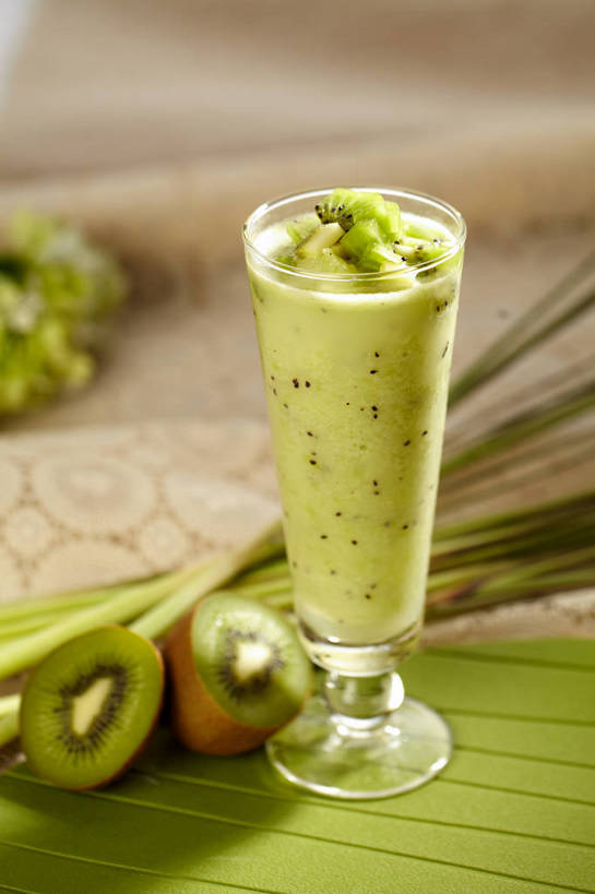 无人,竖图,俯视,室内,特写,白天,餐桌,桌子,猕猴桃,杯子,水果,叶子,切开,阴影,朦胧,模糊,新鲜,盛开,反射,影子,冰,生食,果实,绿叶,杯垫,冰沙,一杯,清凉,花蕾,冷冻,玻璃制品,花,花瓣,花朵,鲜花,两个,一个,水杯,垫子,冷饮,花苞,花蕊,切,舒服,嫩叶,寒冷,有机食品,绿色食品,冷藏,单个,餐台,解暑,解渴,剖面,切面,舒爽,消暑,保鲜,叶,叶片,玻璃杯,奇异果,猕猴梨,彩图,高角度拍摄,沐昔,思沐昔,猕猴桃冰沙,shjb1