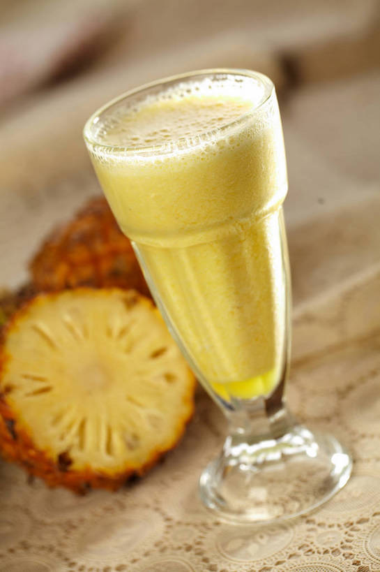 果汁,无人,竖图,俯视,室内,特写,白天,餐桌,桌子,菠萝,杯子,水果,切开,朦胧,模糊,新鲜,生食,食品,果实,饮品,一杯,玻璃制品,食物,饮料,两个,一个,黄色,水杯,切,有机食品,绿色食品,单个,餐台,可口,剖面,菠萝汁,切面,适口,玻璃杯,凤梨,彩图,高角度拍摄,shjb1