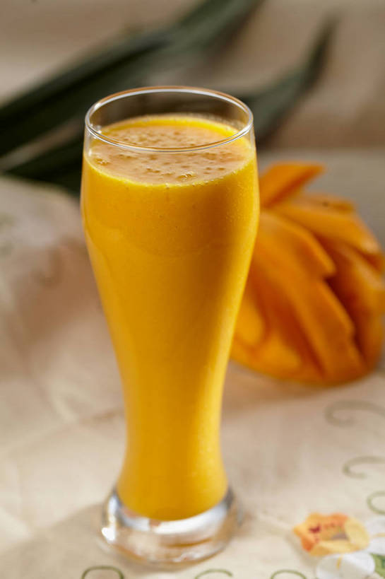 果汁,无人,竖图,俯视,室内,特写,白天,餐桌,桌子,芒果,杯子,切开,朦胧,模糊,饮品,一杯,芒果汁,玻璃制品,饮料,一个,水杯,切,橙色,单个,餐台,可口,剖面,切面,适口,玻璃杯,望果,蜜望,檬果,闷果,漭果,杧果,庵波罗果,彩图,高角度拍摄,shjb1