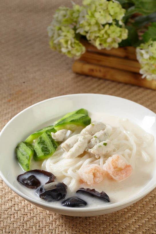 面食,面条,无人,竖图,俯视,室内,特写,白天,烹饪,中餐,餐桌,桌子,黄瓜,蔬菜,叶子,新鲜,盛开,陶瓷,菌菇,面,肉,虾仁,料理,食品,绿叶,陶瓷制品,菌类,花蕾,木耳,菜肴,美食,肉类,米粉,花,花瓣,花朵,鲜花,米线,食物,一个,绿色,容器,碗,花苞,花蕊,橙色,中式,嫩叶,食用菌,佳肴,有机食品,绿色食品,单个,餐台,中华料理,储藏,虾肉,黑木耳,真菌,储存,肉食,光木耳,叶,叶片,青瓜,胡瓜,彩图,高角度拍摄,米面,贮存,shjb1