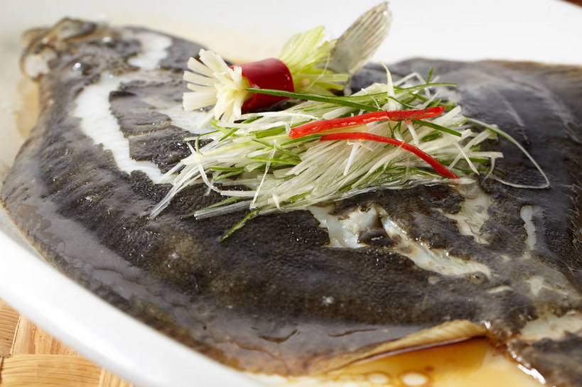 海鲜,无人,横图,俯视,室内,特写,白天,烹饪,中餐,餐桌,桌子,姜,辣椒,蔬菜,餐具,新鲜,鱼,碟子,盘,葱,青葱,调料,酱料,酱汁,肉,鱼肉,佐料,料理,食品,调味品,调味料,水产,酱,菜肴,美食,肉类,鱼类,海洋生物,食物,一个,红色,绿色,盘子,碟,中式,佳肴,有机食品,绿色食品,单个,餐台,中华料理,水生动物,海产品,止咳,水生物,肉食,海底动物,蒸菜,大菱鲆,辣角,红海椒,大椒,辣虎,广椒,止痛,解毒,瘤棘鲆,发汗,温肺,温胃,行气,止呕,百辣云,生姜,老姜,辣子,红辣椒,海椒,番椒,彩图,高角度拍摄,清蒸鱼,散寒,多宝鱼,欧洲比目鱼,shjb1,清蒸多宝鱼