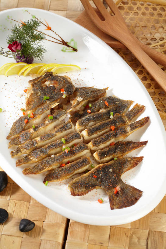 海鲜,无人,竖图,俯视,室内,特写,白天,烹饪,中餐,石头,餐桌,桌子,柠檬,蔬菜,餐具,水果,叶子,切开,新鲜,盛开,木制,鱼,叉子,碟子,盘,石子,葱,青葱,生食,料理,食品,果实,绿叶,花蕾,蔬果,水产,菜肴,美食,鱼类,海洋生物,花,花瓣,花朵,鲜花,食物,排列,两个,盘子,木制品,碟,花苞,花蕊,切,中式,嫩叶,鹅卵石,佳肴,有机食品,绿色食品,餐台,中华料理,水生动物,海产品,水生物,剖面,按摩石,海底动物,餐叉,切面,大菱鲆,摆列,瘤棘鲆,叶,叶片,进餐用具,石块,益母果,柠果,彩图,高角度拍摄,布列,分列,多宝鱼,欧洲比目鱼,shjb1