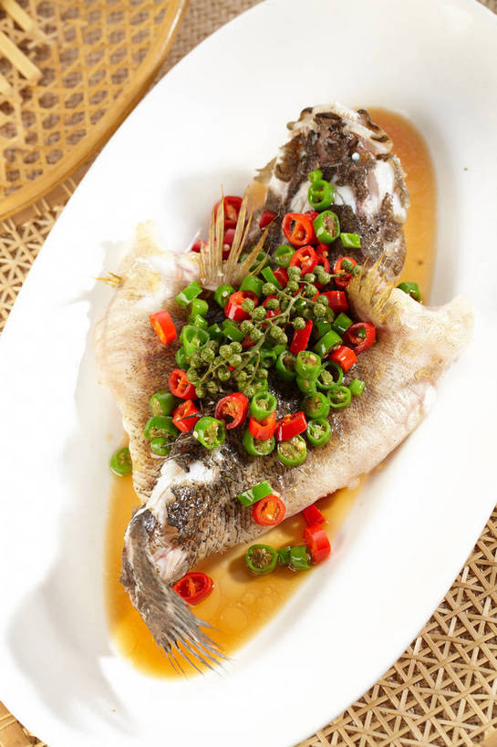 无人,竖图,俯视,室内,特写,白天,烹饪,中餐,餐桌,桌子,辣椒,蔬菜,餐具,一条,切开,新鲜,木制,鱼,叉子,碟子,盘,青椒,调料,调味,酱料,酱汁,香料,佐料,料理,食品,调味品,调味料,竹扁,酱,菜肴,美食,鱼类,食物,三个,红色,绿色,盘子,木制品,碟,切,中式,佳肴,有机食品,绿色食品,竹编,餐台,中华料理,鲈鱼,花椒,山椒,配料,清蒸,剖面,餐叉,切面,辣角,红海椒,大椒,辣虎,广椒,作料,花鲈,鲈板,鲈子鱼,广东菜,粤菜,大花椒,狗椒,红花椒,青花椒,蜀椒,香椒,进餐用具,辣子,红辣椒,红椒,海椒,番椒,彩图,高角度拍摄,清蒸菜,麻椒,清蒸鲈鱼,shjb1