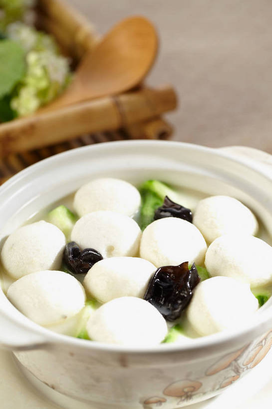 无人,竖图,俯视,室内,特写,白天,烹饪,中餐,餐桌,桌子,蔬菜,餐具,叶子,新鲜,盛开,碟子,盘,陶瓷,菌菇,青菜,肉,汤,鱼肉,料理,食品,绿叶,陶瓷制品,丸子,菌类,花蕾,木耳,菜肴,美食,肉类,肉丸,鱼丸,花,花瓣,花朵,鲜花,食物,两个,绿色,盘子,容器,碟,碗,花苞,花蕊,中式,嫩叶,食用菌,佳肴,有机食品,绿色食品,餐台,中华料理,储藏,黑木耳,真菌,储存,小白菜,肉食,不结球白菜,光木耳,本帮菜,沪菜,上海菜,叶,叶片,彩图,高角度拍摄,贮存,鱼丸汤,shjb1,黑木耳鱼丸汤