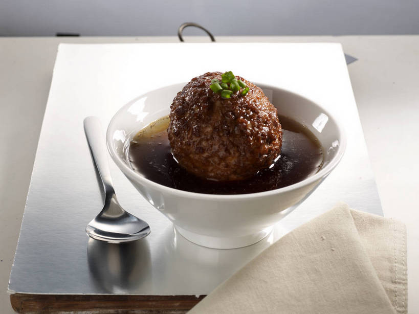 无人,横图,俯视,室内,特写,白天,烹饪,中餐,餐桌,桌子,蔬菜,金属制品,新鲜,金属,勺子,陶瓷,葱,青葱,调料,红烧,酱料,酱汁,肉,佐料,料理,食品,陶瓷制品,调味品,调味料,猪肉,酱,菜肴,美食,肉类,食物,两个,一个,绿色,倒影,餐巾,容器,调羹,汤匙,碗,中式,佳肴,有机食品,绿色食品,单个,餐台,中华料理,储藏,倒映,储存,狮子头,肉食,豚肉,反照,红烧菜,保洁方巾,口布,彩图,高角度拍摄,红烧狮子头,贮存,shjb1