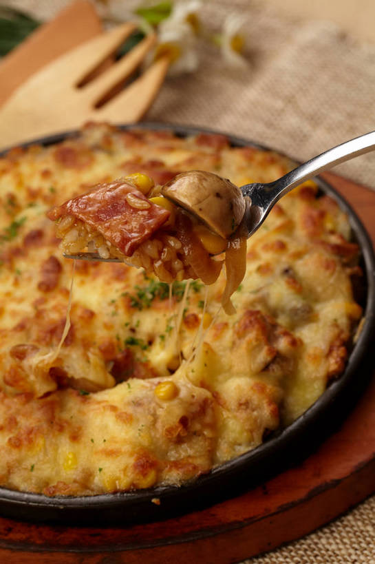 奶酪,无人,竖图,俯视,室内,特写,白天,烹饪,西餐,餐桌,桌子,餐具,叶子,朦胧,模糊,木制,叉子,碟子,盘,肉,干酪,起司,料理,食品,披萨,匹萨,绿叶,芝士,营养,菜肴,美食,肉类,食物,一个,绿色,盘子,木制品,碟,快餐,四个,嫩叶,乳酪,西式,佳肴,单个,餐台,乳制品,比萨,发酵,肉食,西式快餐,垃圾食品,餐叉,意大利薄饼,叶,叶片,进餐用具,彩图,高角度拍摄,奶酪披萨,shjb1