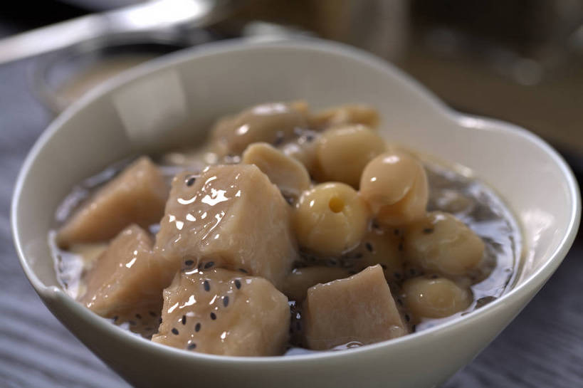 点心,无人,横图,俯视,室内,特写,白天,餐桌,桌子,蔬菜,朦胧,模糊,新鲜,陶瓷,莲子,芋头,调料,酱料,酱汁,芝麻,佐料,食品,甜点,甜品,陶瓷制品,调味品,调味料,酱,食物,一个,白色,黑色,容器,碗,甜食,毛芋,毛芋头,芋奶,有机食品,绿色食品,单个,餐台,储藏,黑芝麻,储存,脂麻,胡麻,白麻,巨胜子,青芋,油麻,莲米,莲肉,莲实,芋子,芋艿,彩图,高角度拍摄,贮存,shjb1