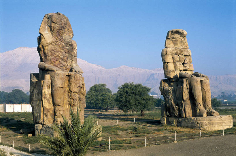 横图,彩色,室外,白天,旅游,度假,名胜古迹,标志建筑,城市,地标,建筑,非洲,埃及,开罗,清澈,遗迹,雕像,塑像,文化遗产,首都,古迹,文化,文物,娱乐,建设,古建筑,石柱,蓝色,天空,天,享受,休闲,旅游胜地,放松,摄影,古代建筑,文明,古文明,北非,首府,阿拉伯埃及共和国,金字塔之国,棉花之国,帝王谷,阿非利加洲,开罗省,奇迹,古埃及文明,古代文明,明澈,清彻,清亮,彩图,旅行,门农神像,孟农神像,bj174