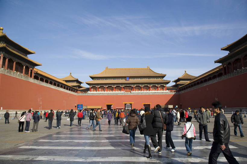 故宫,宫殿,横图,彩色,室外,白天,旅游,建材,建筑,雕塑,北京,中国,亚洲,行人,游客,游人,艺术,装饰,龙,雕刻,雕像,瓦片,墙,屋顶,文化遗产,艺术品,首都,瓦,顶,路人,旅客,建筑物,蓝色,工艺品,紫禁城,橙色,摄影,建造,纪念,严肃,美术,蓝,权威,高贵,中国文化,主题,陈列,建筑材料,东亚,屋瓦,中华人民共和国,功能,美学,权力,威严,权势,势力,尊严,过客,旅游者,橙,彩图,旅行,传统文化,屋面瓦,bj174