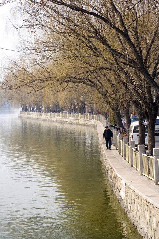 竖图,彩色,室外,白天,旅游,度假,湖,名胜古迹,标志建筑,城市,道路,地标,胡同,建筑,街道,路,公路,北京,中国,亚洲,遗迹,民俗,墙,小巷,交通,古迹,文物,娱乐,建设,古建筑,建筑物,享受,休闲,旅游胜地,放松,竖,摄影,旧的,中国文化,古文明,东亚,中华人民共和国,平民,河,马路,彩图,旅行,传统文化,bj174