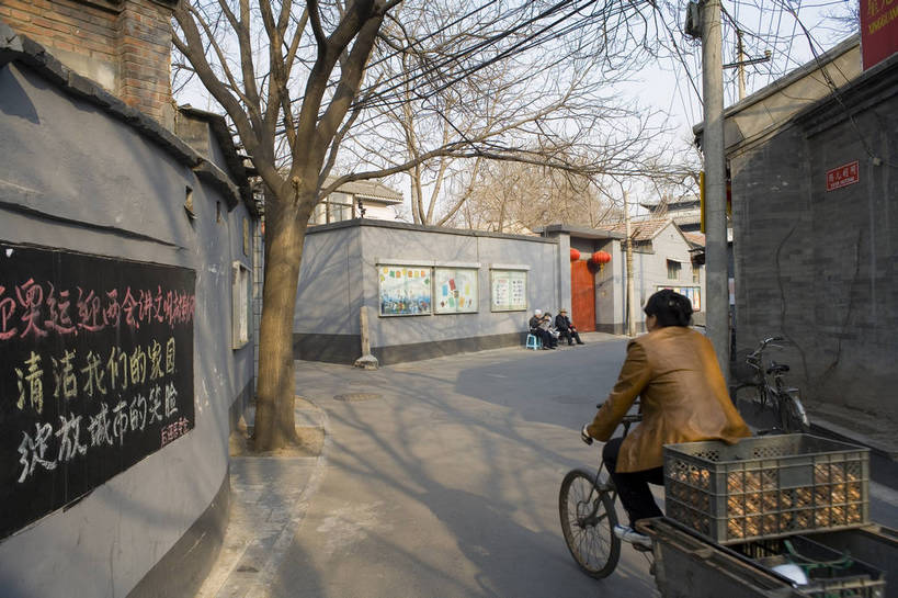 家,横图,彩色,室外,白天,旅游,城市,道路,胡同,建筑,街道,路,公路,北京,中国,亚洲,民俗,房屋,屋子,小巷,交通,首都,楼房,建筑物,住宅,骑车,摄影,生活方式,旧的,中国文化,东亚,首府,中华人民共和国,平凡,平民,马路,彩图,旅行,房子,居住区,传统文化,bj174