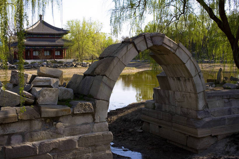 公园,横图,彩色,室外,白天,旅游,石头,建筑,北京,圆明园,中国,亚洲,清澈,遗迹,石子,亭子,文化遗产,首都,历史,遗址,废墟,建筑物,树,古代,蓝色,绿色,天空,休闲,摄影,活动,严肃,明亮,蓝,权威,中国文化,绿,东亚,海淀区,首府,中华人民共和国,北京市,京,北平,华北地区,权力,威严,权势,古远,空闲,明澈,清彻,清亮,势力,尊严,石,石块,彩图,旅行,圆明园遗址,圆明园遗址公园,传统文化,bj174