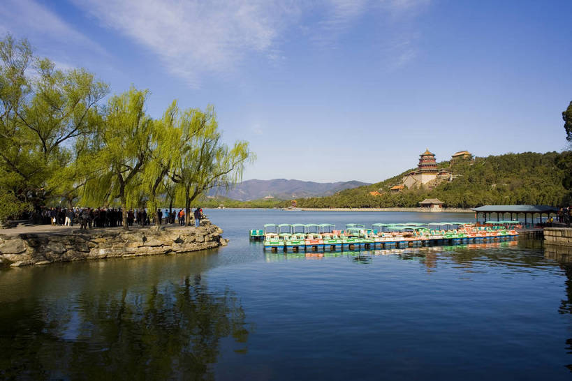 颐和园,横图,彩色,室外,白天,背景,旅游,湖,建筑,雕塑,北京,中国,亚洲,入口,清澈,神话,龙,雕刻,雕像,塑像,文化遗产,首都,历史,建筑物,古代,天空,休闲,摄影,活动,严肃,明亮,权威,文明,中国文化,奖章,东亚,万寿山,昆明湖,首府,中华人民共和国,权力,威严,权势,古远,空闲,明澈,清彻,清亮,纪念章,势力,尊严,彩图,旅行,传统文化,bj174