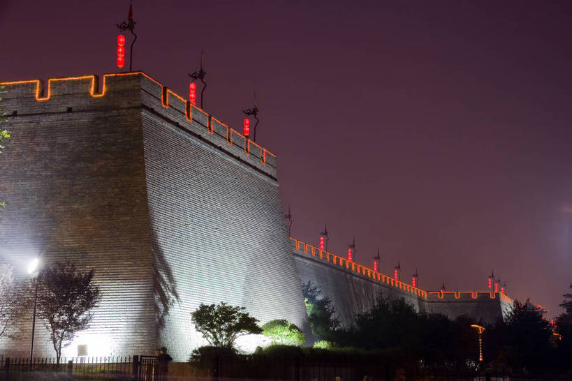 横图,彩色,室外,旅游,安全,城市,建筑,夜景,西安,中国,亚洲,风俗,破旧,陈旧,民俗,墙,文化遗产,灯光,黄包车,防护,历史,城墙,建筑物,灯,古代,人力车,闪耀,摄影,城,固定,残破,中国文化,东亚,结实,陕西,中华人民共和国,安稳,牢固,可靠,古远,古代文明,巩固,坚固,牢靠,夜,彩图,旅行,传统文化,bj174