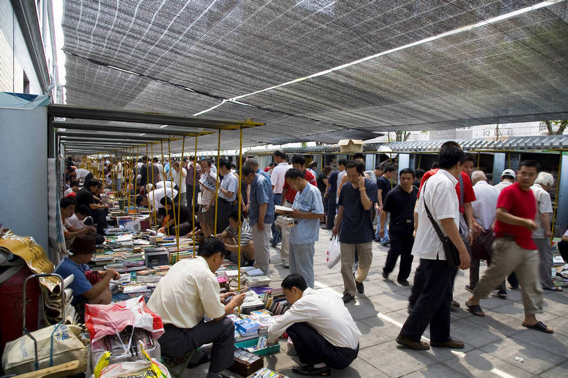 横图,彩色,购物,消费,北京,中国,亚洲,许多,集市,市场,首都,很多,古玩市场,零售,金融,摄影,古董,挑选,古物,中国文化,选择,选购,贸易,古玩,东亚,中华人民共和国,北京市,京,北平,华北地区,朝阳区,血拼,变化,差别,跳蚤市场,彩图,北京潘家园旧货市场,潘家园街道,潘家园旧货市场,传统文化,bj174