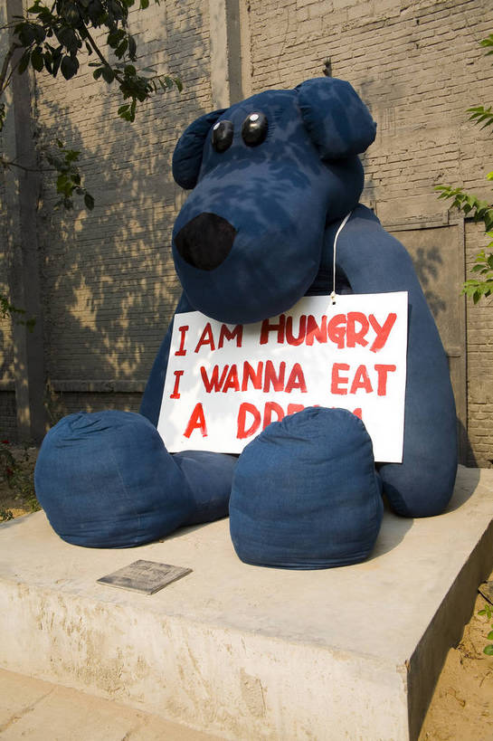 竖图,彩色,室外,白天,度假,美景,城市风光,城市,道路,建筑,街道,路,公路,北京,中国,亚洲,艺术,玩偶,景观,艺术品,交通,首都,文化,娱乐,建筑物,享受,休闲,景色,放松,竖,摄影,美术,中国文化,洋娃娃,东亚,中华人民共和国,北京市,京,北平,华北地区,朝阳区,马路,彩图,传统文化,酒厂国际艺术园,bj174