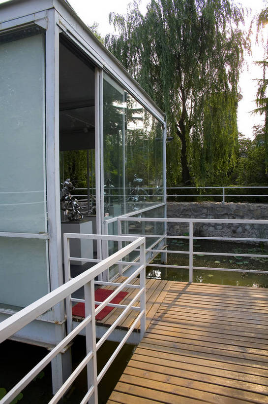 竖图,彩色,室外,白天,度假,美景,城市风光,城市,道路,建筑,街道,路,公路,北京,中国,亚洲,艺术,雕像,塑像,景观,桥,交通,首都,文化,娱乐,展品,建筑物,享受,休闲,展示,景色,放松,竖,摄影,展览,美术,中国文化,陈列,东亚,中华人民共和国,北京市,京,北平,华北地区,朝阳区,设计,马路,彩图,传统文化,酒厂国际艺术园,bj174