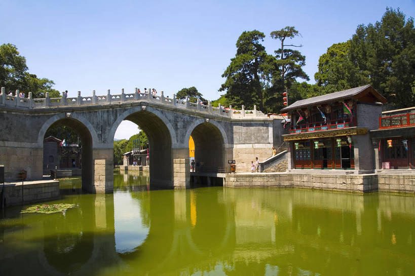 横图,彩色,室外,白天,旅游,度假,名胜古迹,标志建筑,地标,建筑,船,北京,避暑山庄,中国,亚洲,清澈,遗迹,亭子,文化遗产,小船,古迹,文物,娱乐,建设,古建筑,建筑物,游船,树,蓝色,绿色,天空,享受,休闲,旅游胜地,放松,摄影,明亮,蓝,权威,高贵,中国文化,绿,参观,古文明,东亚,中华人民共和国,华北地区,权力,河北,河北省,冀,权势,承德,承德市,空闲,明澈,清彻,清亮,势力,河,旅游者,彩图,旅行,承德避暑山庄,传统文化,艇,bj174