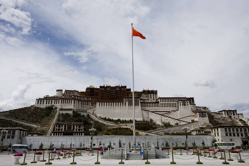 宫殿,横图,白天,名胜古迹,建筑,国旗,布达拉宫,中国,亚洲,旗杆,文化遗产,文化,古建筑,拉萨,西藏,少数民族,民族,蓝天,旅游胜地,摄影,佛教,中国文化,东亚,藏传佛教,世界文化遗产,中华人民共和国,彩图,中国少数民族,bj174