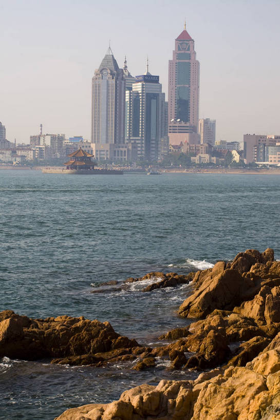 高楼大厦,竖图,室外,白天,旅游,度假,海浪,礁石,城市风光,城市,建筑,摩天大楼,青岛,中国,亚洲,雕像,快艇,娱乐,现代,山东,现代化,享受,休闲,旅游胜地,摩天大厦,放松,摄影,东亚,中华人民共和国,发达,海,彩图,海滨城市,bj174