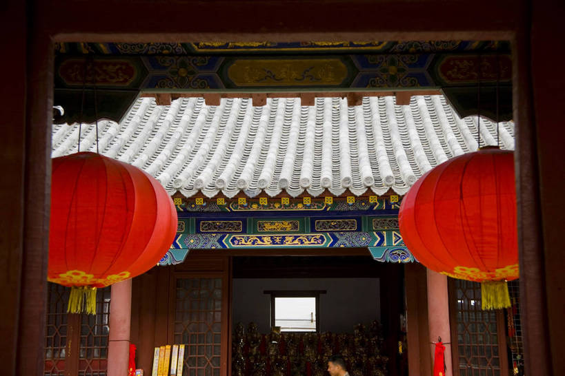 横图,室外,白天,建筑,泰山,中国,亚洲,朝拜,节日,灯笼,历史,文化,山东,古代,祈祷,健康,旅游胜地,许愿,摄影,宗教,信仰,纪念,祈求,东亚,中华人民共和国,元宵,古远,磕头,平安,彩图,庙,叩拜,bj174