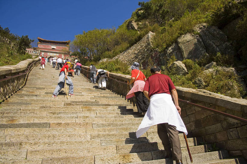 横图,室外,白天,锻炼,旅游,度假,运动,石头,名胜古迹,标志建筑,地标,建筑,泰山,中国,亚洲,游人,遗迹,龙,工具,器材,阶梯,古迹,历史,文物,娱乐,建设,古建筑,山东,台阶,古代,自然,享受,休闲,器械,旅游胜地,放松,摄影,拐杖,自然风光,古文明,东亚,中华人民共和国,登山杖,辅助设备,古远,登山棍,登山,爬山,彩图,拄着,bj174