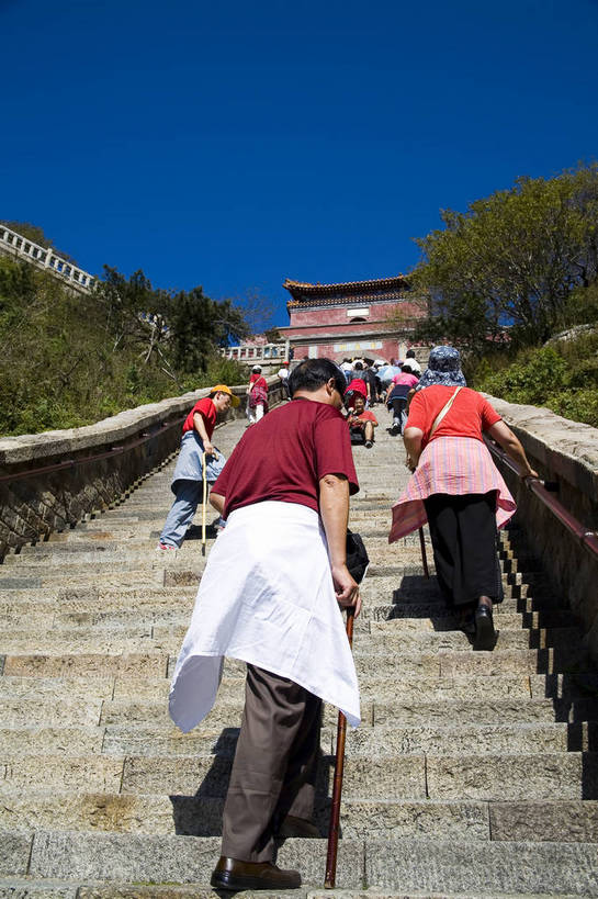 竖图,彩色,室外,白天,旅游,度假,名胜古迹,楼梯,标志建筑,地标,建筑,泰山,中国,亚洲,遗迹,阶梯,文化遗产,拂晓,黎明,美丽,古迹,文物,娱乐,建设,古建筑,建筑物,台阶,享受,休闲,旅游胜地,放松,竖,摄影,美好,美妙,古文明,东亚,山东省,中华人民共和国,伟大,彩图,旅行,bj174