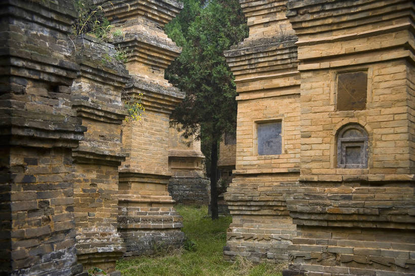 寺庙,横图,彩色,室外,白天,旅游,度假,武术,名胜古迹,标志建筑,地标,建筑,少林寺,嵩山,中国,亚洲,风俗,遗迹,文化遗产,塔,古迹,历史,文物,娱乐,建设,传统,古建筑,建筑物,古代,享受,休闲,旅游胜地,放松,精神,摄影,文明,古文明,东亚,中华人民共和国,河南,古远,塔林,古代文明,制度,彩图,旅行,庙,寺,少林,建筑结构,bj174