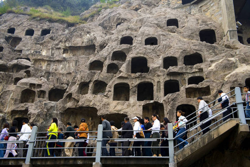 横图,彩色,室外,旅游,度假,名胜古迹,标志建筑,地标,建筑,龙门石窟,中国,亚洲,节日,遗迹,雕像,塑像,文化遗产,古迹,历史,文化,文物,娱乐,建设,佛,古建筑,建筑物,古代,祈祷,享受,休闲,健康,旅游胜地,放松,许愿,摄影,宗教,洞穴,佛教,信仰,纪念,祈求,文明,中国文化,石窟,古文明,东亚,龙门,中华人民共和国,河南省,洛阳,释教,古远,平安,彩图,旅行,传统文化,bj174