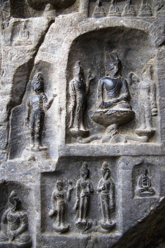 竖图,彩色,室外,旅游,度假,名胜古迹,标志建筑,地标,建筑,龙门石窟,中国,亚洲,节日,遗迹,雕像,塑像,文化遗产,古迹,历史,文化,文物,娱乐,建设,佛,古建筑,建筑物,古代,祈祷,享受,休闲,健康,旅游胜地,放松,竖,许愿,摄影,宗教,洞穴,佛教,信仰,纪念,祈求,文明,中国文化,石窟,古文明,东亚,龙门,中华人民共和国,河南省,洛阳,释教,古远,平安,彩图,旅行,传统文化,bj174
