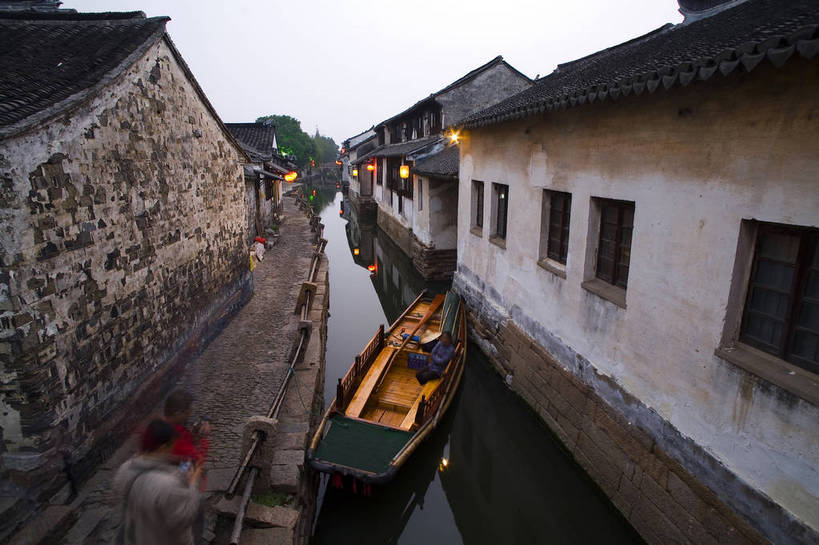 横图,彩色,室外,旅游,度假,名胜古迹,标志建筑,地标,建筑,夜景,周庄,中国,遗迹,民俗,灯笼,图片,小河,建筑群,古典,古迹,文物,娱乐,建设,古建筑,江苏,民居,游船,享受,休闲,旅游胜地,放松,摄影,中国文化,古文明,东亚,旅行,传统文化,bj174