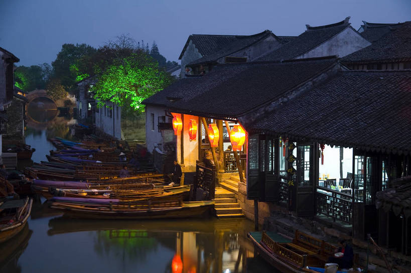 横图,彩色,室外,旅游,度假,名胜古迹,标志建筑,地标,建筑,夜景,周庄,中国,遗迹,民俗,灯笼,图片,小河,建筑群,古典,古迹,文物,娱乐,建设,古建筑,江苏,民居,游船,享受,休闲,旅游胜地,放松,摄影,中国文化,古文明,东亚,旅行,传统文化,bj174