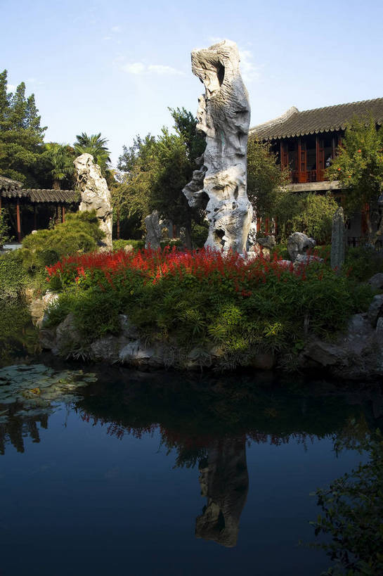 竖图,彩色,室外,白天,旅游,度假,名胜古迹,标志建筑,地标,建筑,中国,遗迹,图片,池塘,水池,建筑群,古典,古迹,文物,娱乐,建设,古建筑,江苏,苏州,石雕,树木,荷花池,享受,休闲,假山,旅游胜地,放松,竖,摄影,园林,中国文化,古文明,东亚,苏州园林,留园,旅行,传统文化,bj174