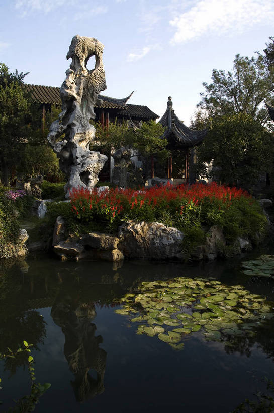 竖图,彩色,室外,白天,旅游,度假,名胜古迹,标志建筑,地标,建筑,中国,遗迹,图片,池塘,水池,建筑群,古典,古迹,文物,娱乐,建设,古建筑,江苏,苏州,石雕,树木,荷花池,享受,休闲,假山,旅游胜地,放松,竖,摄影,园林,中国文化,古文明,东亚,苏州园林,留园,旅行,传统文化,bj174
