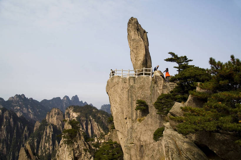 横图,彩色,室外,白天,旅游,度假,黄山,名胜古迹,山,天际线,标志建筑,地标,建筑,松树,中国,亚洲,行人,游客,游人,遗迹,图片,高山,文化遗产,古迹,文物,娱乐,建设,古建筑,路人,旅客,树,天空,享受,休闲,旅游胜地,放松,摄影,中国文化,自然风光,古文明,东亚,安徽省,中华人民共和国,过客,自然景观,彩图,旅行,飞来石,bj174