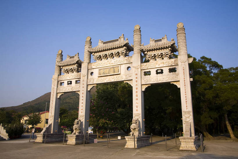 横图,彩色,室外,白天,旅游,度假,名胜古迹,标志建筑,地标,建筑,香港,中国,亚洲,行人,游客,游人,遗迹,图片,牌楼,古迹,文物,娱乐,建设,古建筑,石门,历史建筑,路人,旅客,享受,休闲,旅游胜地,放松,摄影,参观,古文明,东亚,大屿山,中华人民共和国,繁荣,发达,宝莲禅寺,过客,旅游者,彩图,旅行,bj174